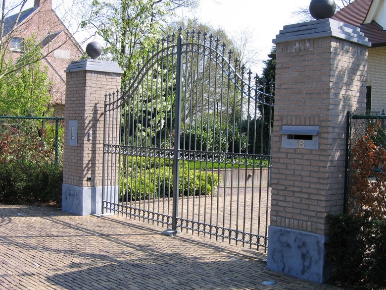 Klassieke poort met circels en krullen