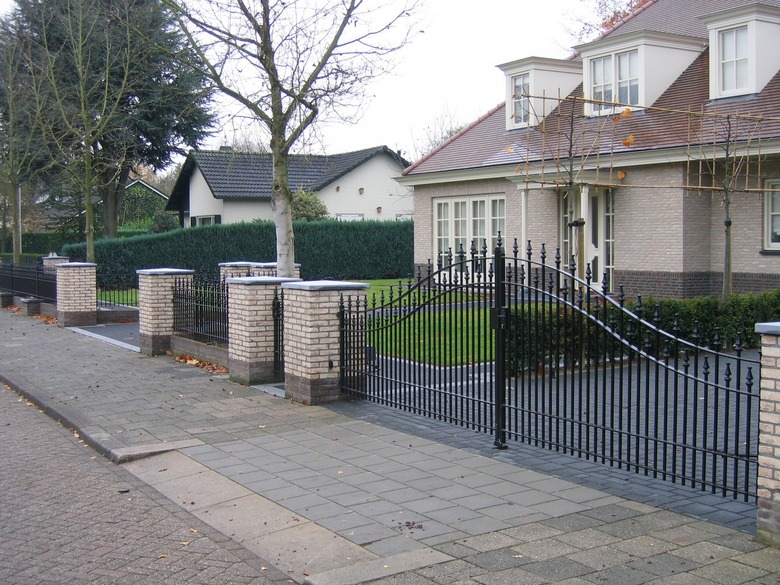 Poort met gebogen banden en hekwerk