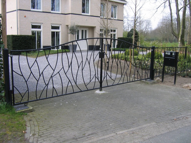 Poort met willekeurig gebogen spijlen