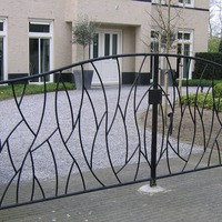 Poort met willekeurig gebogen spijlen