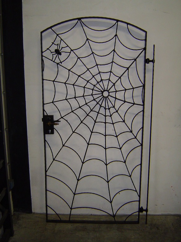 Wijnkelderpoort met spinneweb