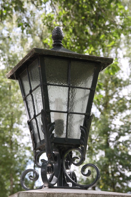 Buitenlantaarn op gesmede voet
